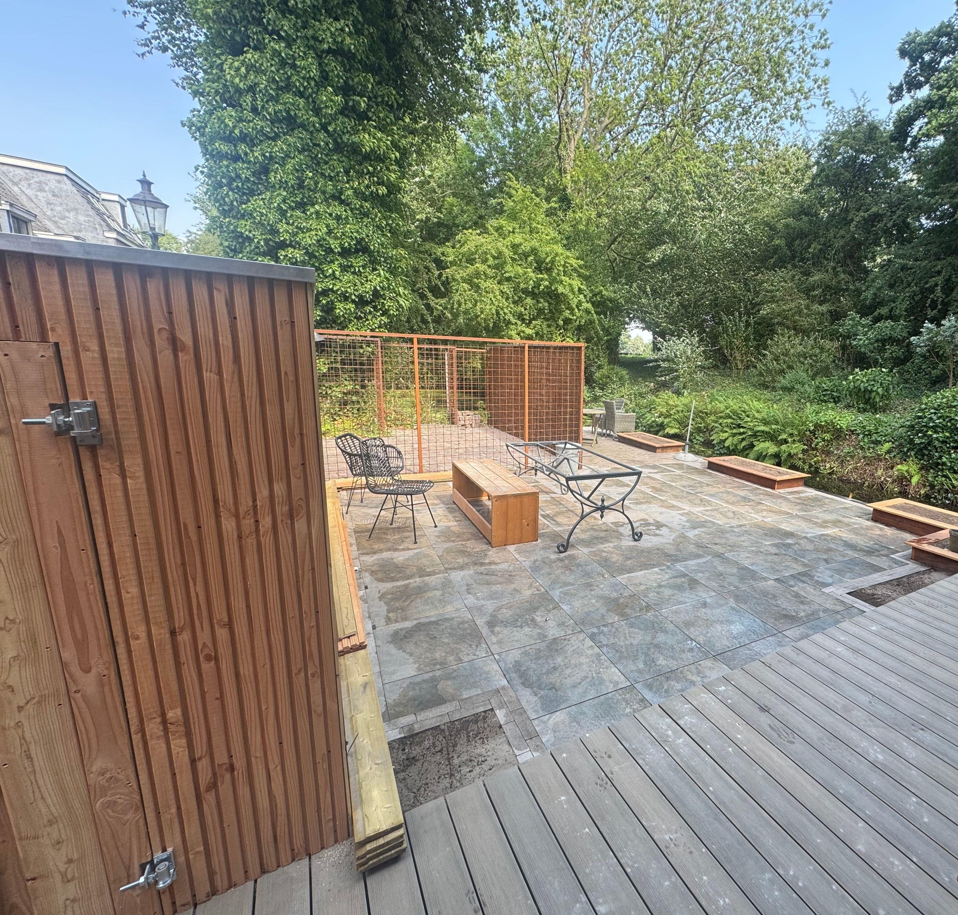 Moderne tuin in Weesp met strakke lijnen en natuurlijke accenten
