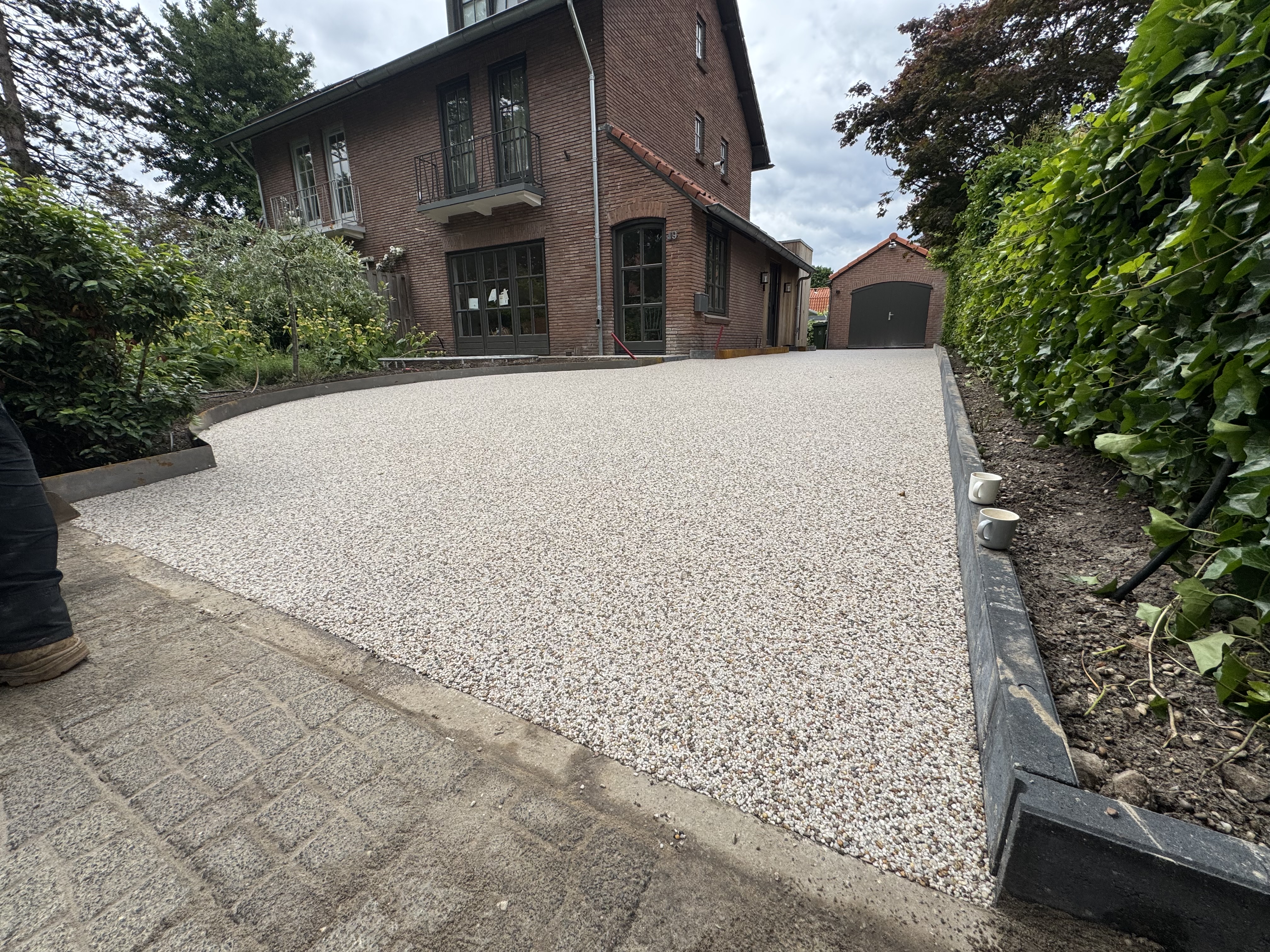 Aanleg voortuin met epoxy grindvloer